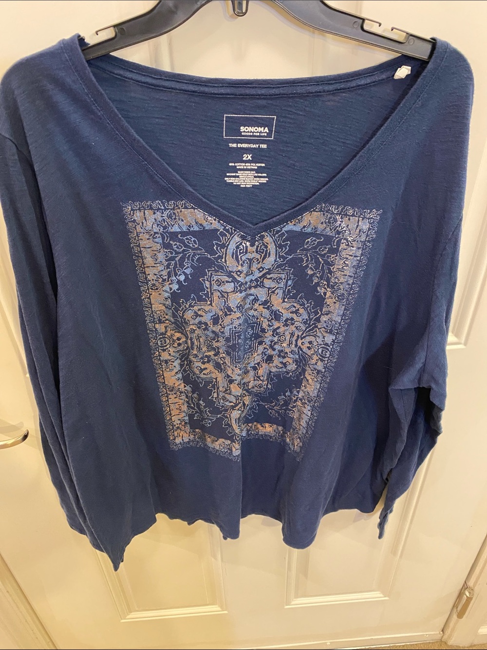 Sonoma Navy Blue V-Neck Long Sleeve Tee with Center Print